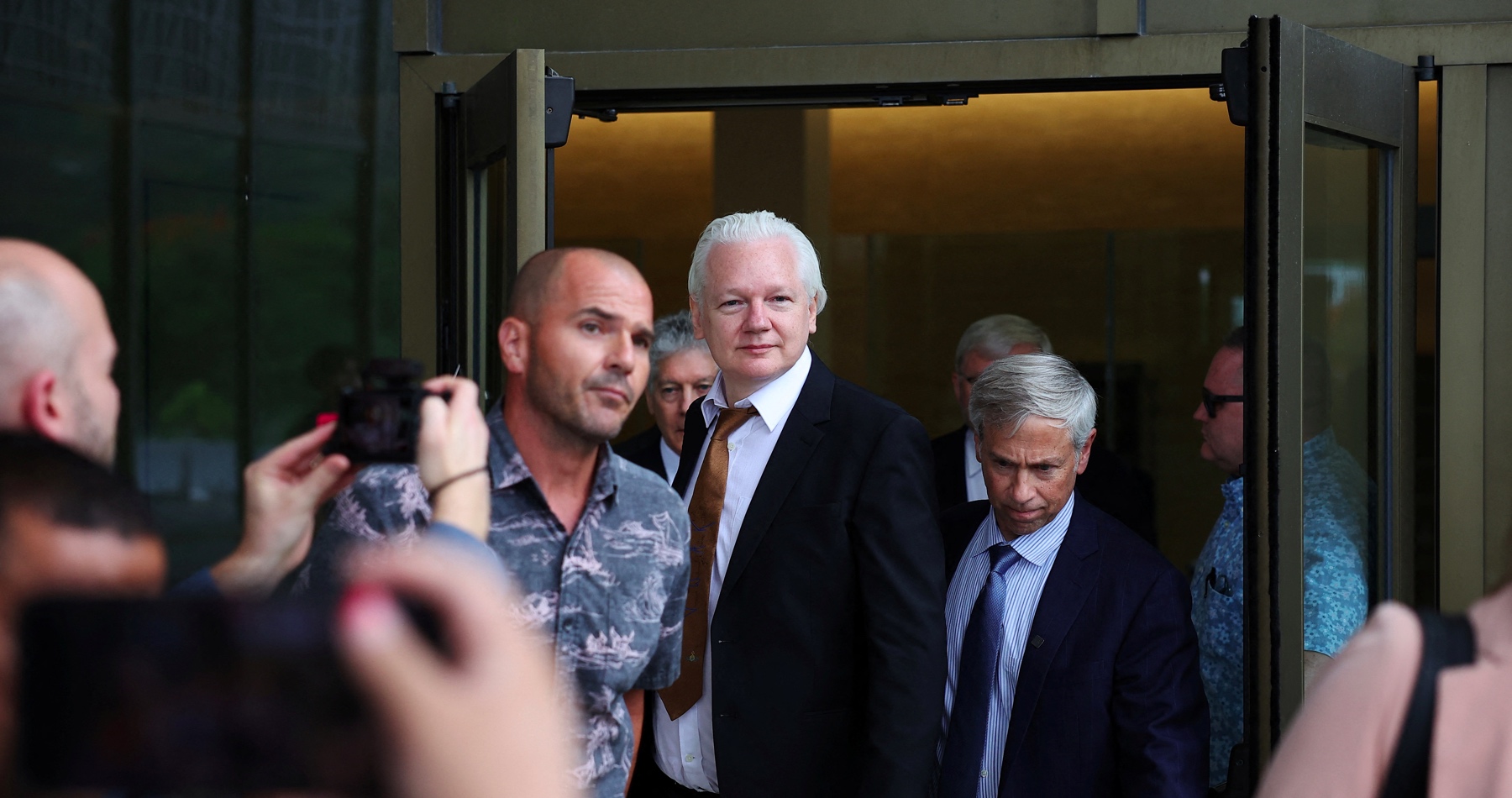 VIDEO: Americký súd rozhodol, že zakladateľ WikiLeaks je voľný. Lietadlo s ním už bezpečne pristálo v Austrálii. Julian Assange sa v rámci dohody o vine a treste priznal ku sprisahaniu s cieľom nezákonne získať a šíriť tajné dokumenty americkej vlády. Jeho právnička pripomenula, že jej klient bol prenasledovaný za zverejnenie vojnových zločinov spáchaných Spojenými štátmi
