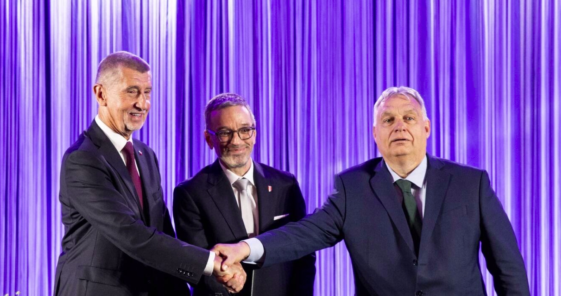 VIDEO: V EÚ vznikla nová politická aliancia „Patrioti pre Európu“ vytvorená rakúskou pravicovou FPÖ, Orbánovou vládnou stranou Fidesz a hnutím ANO Andreja Babiša, ktorí pozývajú aj ďalšie strany z celej Európskej únie, aby sa k nej pripojili. Ich vlastenecký manifest deklaruje záväzok „vrátiť európskemu ľudu budúcnosť nášho kontinentu tým, že si vezmeme späť naše inštitúcie a presmerujeme európsku politiku, aby slúžila národom a ľuďom“