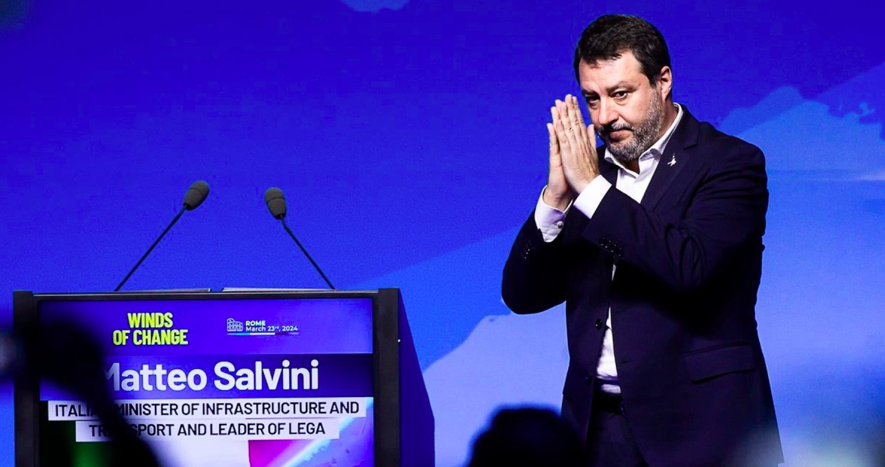 Salviniho Liga sa pripojí k politickej aliancii „Patrioti pre Európu“ vytvorenou rakúskou pravicovou FPÖ, Orbánovou vládnou stranou Fidesz a hnutím ANO Andreja Babiša. Smer sa medzitým snaží vrátiť do nereformovateľnej progresívnej aliancie socialistov a demokratov (S&D), ktorá dodávkami zbraní Ukrajine predlžuje vojnový konflikt, napĺňa agendu globalistov z Davosu a nikdy sa za prenasledovaného Roberta Fica spolitizovanou políciou nepostavila. Európski socialisti naopak po parlamentných voľbách jeho strane pozastavili členstvo, pretože si dovolil demokraticky vytvoriť vládu s Hlasom a SNS, ktorá usiluje o mier s Ruskom