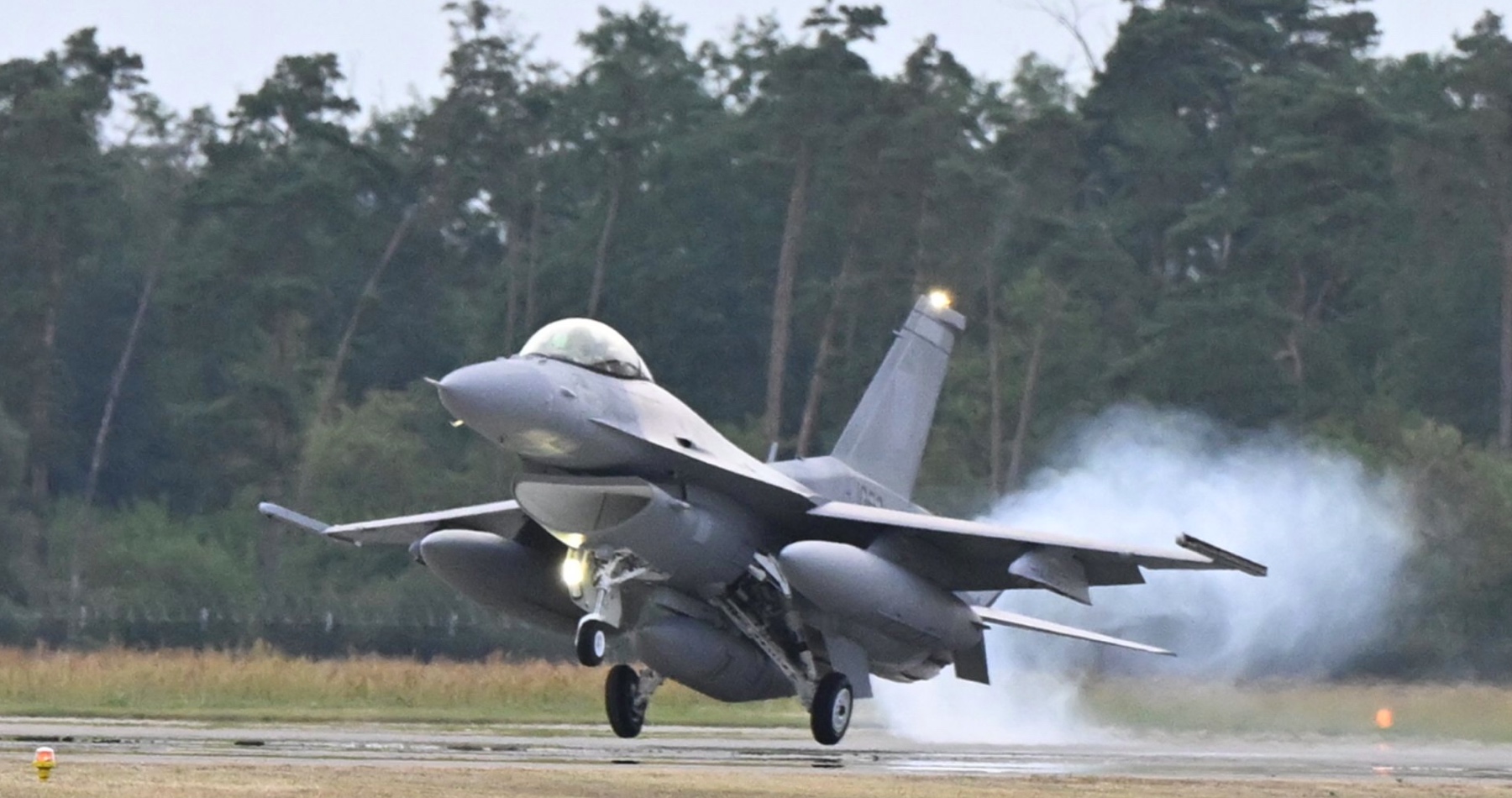 VIDEO: Dve zo štrnástich objednaných amerických stíhačiek F-16 Block 70 prileteli z USA na Leteckú základňu Malacky-Kuchyňa