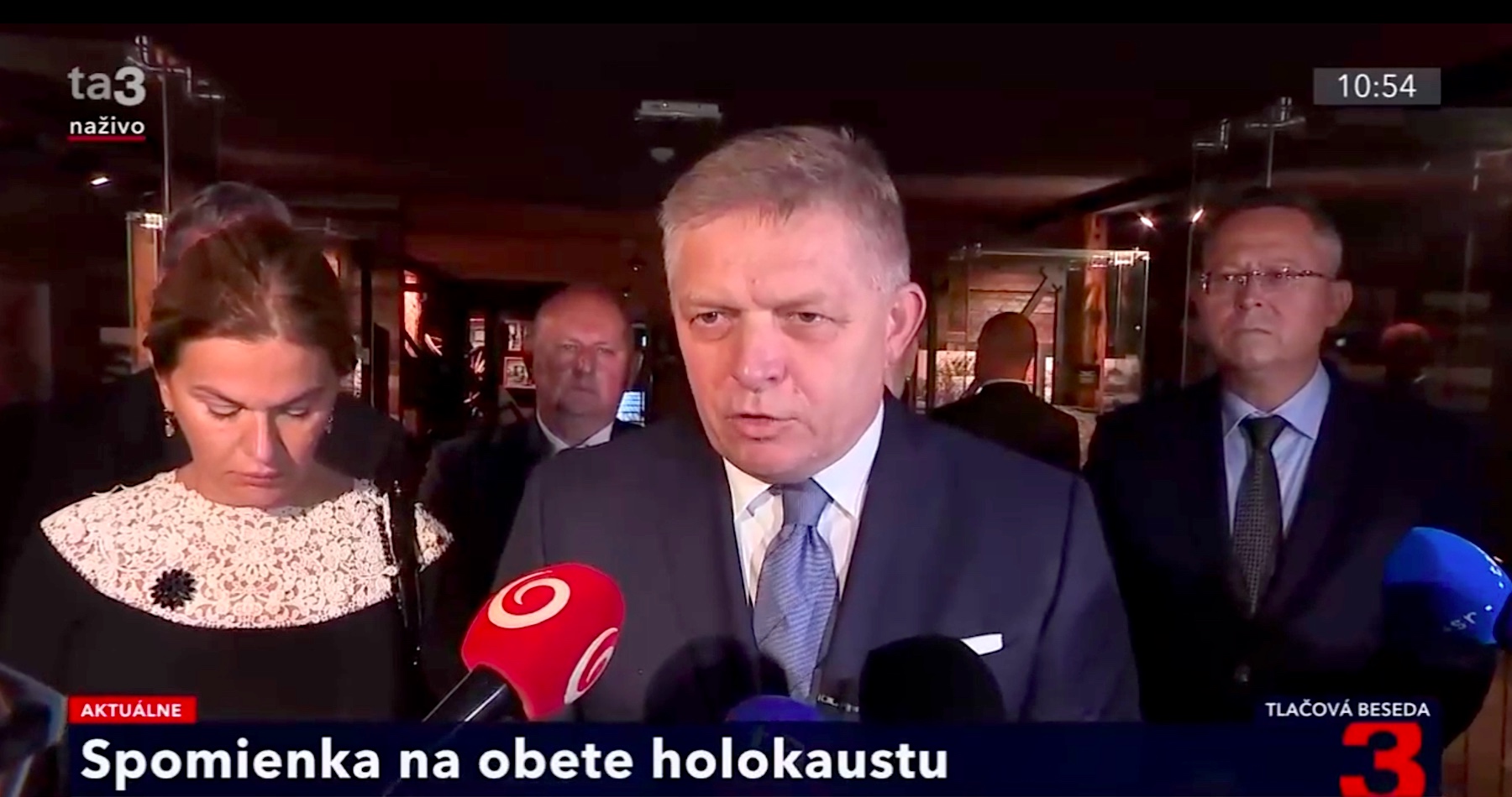 VIDEO: „Všetci hovoríme o fašizme, nacizme, a pritom mlčky tolerujeme, že po Ukrajine pobehujú jednotky s nacistickým označením,“ vyhlásil premiér Fico počas návštevy Múzea holokaustu v Seredi 