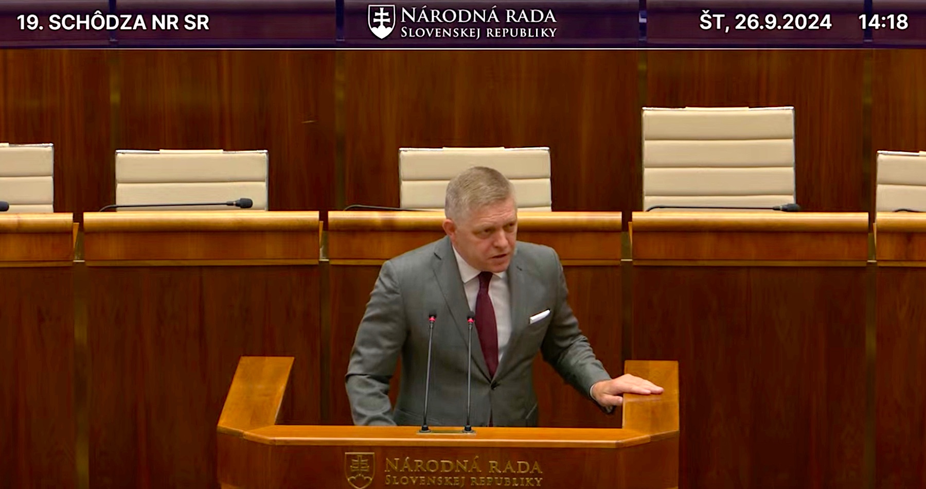 VIDEO: Fico reaguje na hystériu Progresívneho Slovenska ohľadne konsolidačného balíčka: „Áno, zvyšuje sa DPH na 23 % a mne sa to nepáči, ale čo mám robiť, keď takúto úlohu nám dali, že to musíme urobiť? Ale dohodli sme sa, že potraviny 5 %, lieky 5 %, ubytovanie 5 %, gastro 5 %, knihy 5 %, učebnice 5 % … Keby som však zobral ktorékoľvek opatrenie, ktoré navrhol Ódor, tak dnes už Slovensko neexistuje“