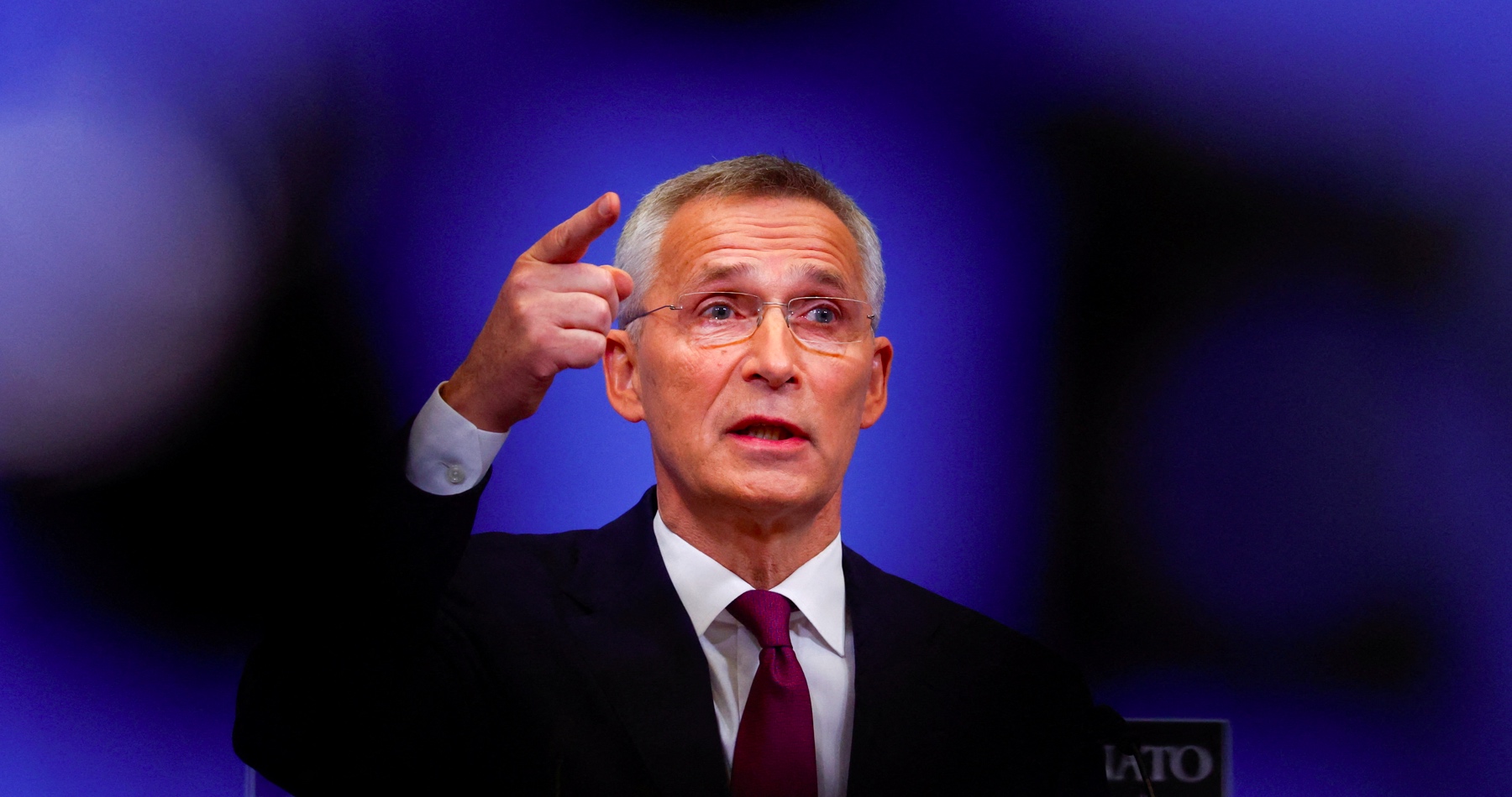 Odchádzajúci šéf NATO Stoltenberg chce silou mocou vyprovokovať skazonosnú jadrovú vojnu. Myslí si, že Rusko odhodlaním použiť na svoju obranu jadrové zbrane blafuje. Členov Severoatlantickej aliancie vyzval, aby sa nebáli pokračovať v provokáciách Ruska, ktoré môžu vyústiť k zničeniu našej planéty