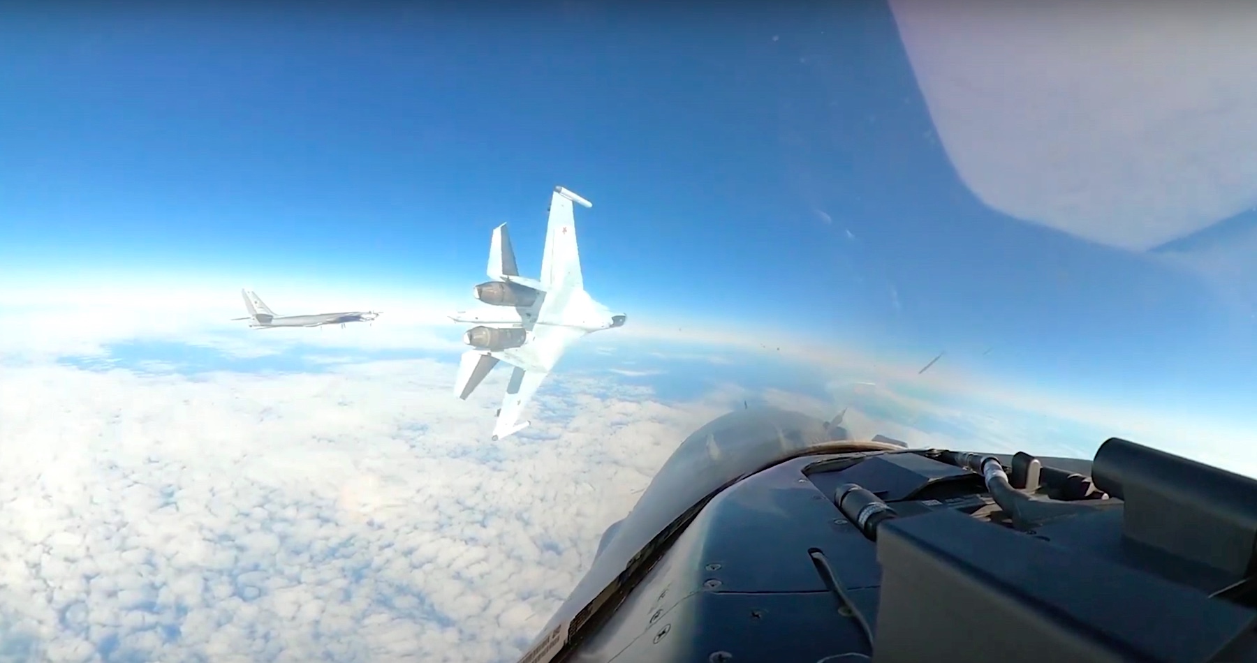 VIDEO: Ruská stíhačka SU-35 pri americkom pobreží na výstrahu tesne zozadu preletela okolo prekvapenej posádky amerického stíhacieho lietadla F-16, ktorá z blízka pozorovala ruský strategický bombardér TU-95 letiaci v medzinárodnom vzdušnom priestore