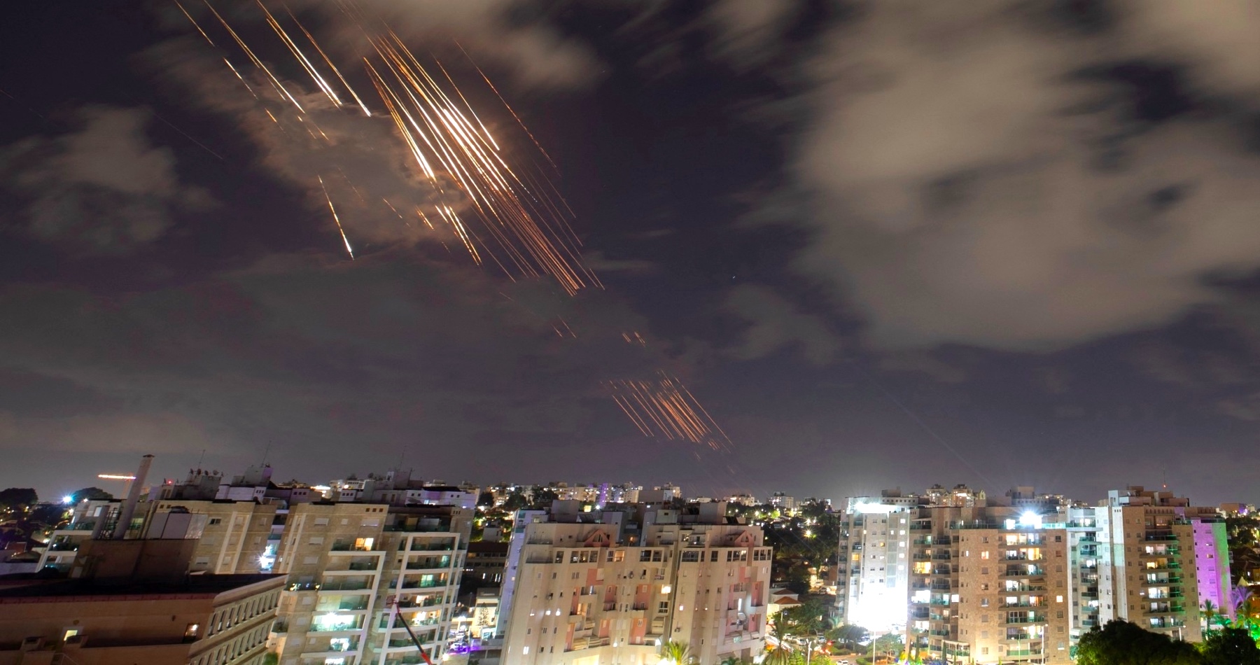 VIDEO: Izrael rozpoutal v pořadí již 3. válku s Libanonem. Írán podnikl masivní raketový útok na Izrael. Vojenská letecká základna Nevatim dostala plný zásah. Temné Slunce pod Prahou je tím největším okultním zlem v celé Evropě. Nikdo jiný v EU nemá odvahu postavit se za agresi Izraele, jenom Praha jako okultní centrum 