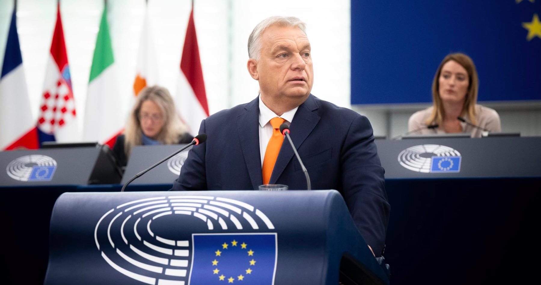 Orbán označil protimaďarskú debatu v europarlamente za diskusiu plnú známej propagandy čerpajúcej zo správy eurokomisie financovanej Sorosom, európsky azylový systém za nefunkčný, stúpajúcu nelegálnu migráciu za príčinu vzostupu antisemitizmu a násilia na ženách a politiku EÚ voči konfliktu na Ukrajine za chybnú