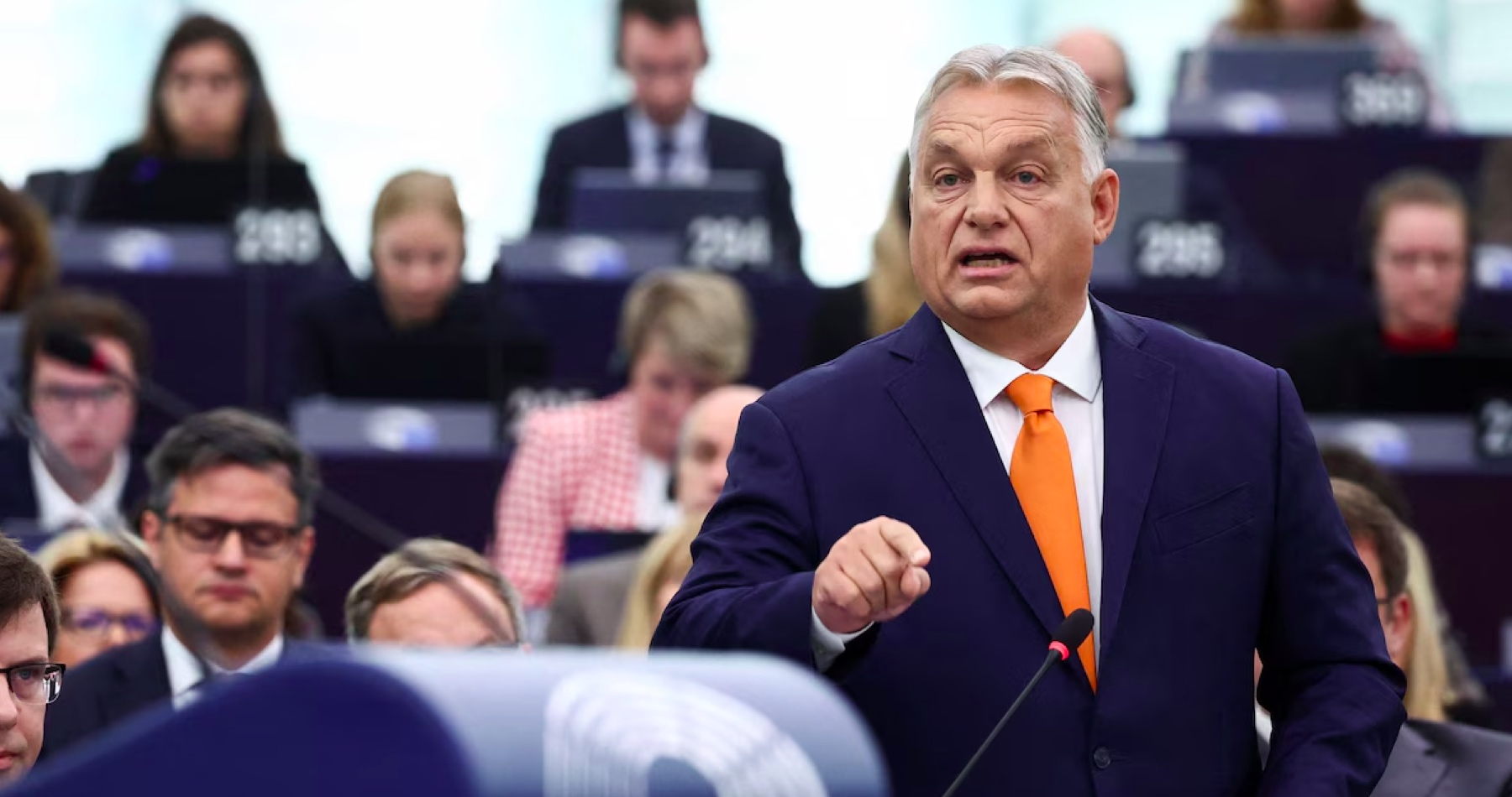 VIDEO: Orbán naložil eurokomisii a von der Leyenovej za jej chybnú politickú stratégiu, keď namiesto mierového riešenia konfliktu na Ukrajine podporuje vojnu, aj keď všetci na Západe už priznávajú ukrajinskú prehru, za útoky voči tým, ktorí majú iný politický názor, za antidemokratické praktiky a pokrytectvo, ale aj za očierňovanie Maďarska a jeho vlády