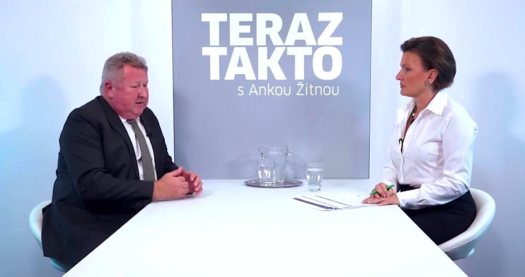 VIDEO: Šéf regulačného úradu Holjenčík o stovkách miliárd eur, ktoré Európa potrebuje na to, aby naplnila nereálne ciele zelenej politiky „Green deal“, o firmách, ktoré obchádzajú protiruské sankcie a nakupujú ruský plyn a ropu, aby nám ho potom bez “ruskej nálepky” predávali drahšie, ale aj o tom, o koľko sa slovenským domácnostiam predraží nadchádzajúca zima