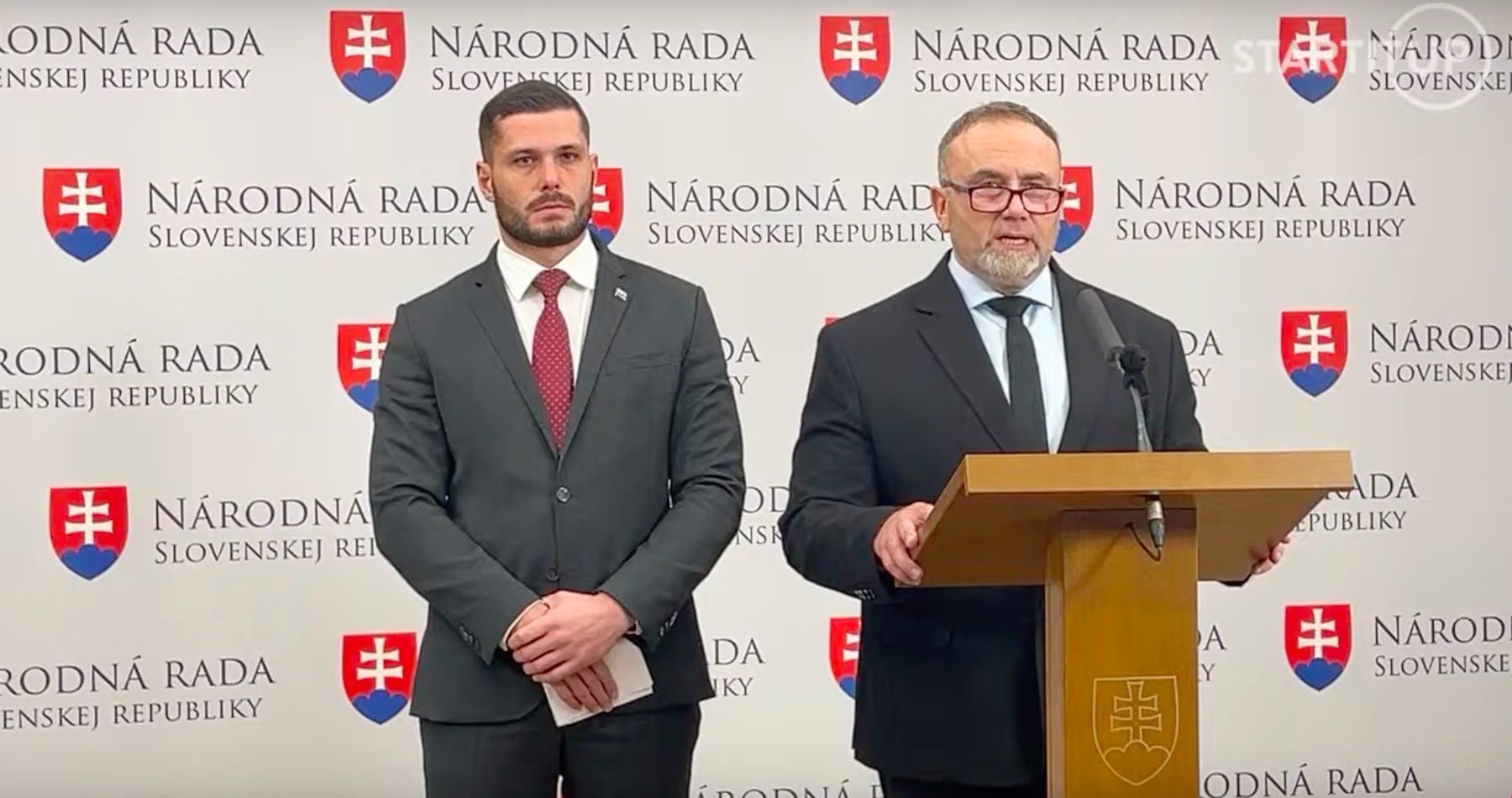 VIDEO: Poslanci Smeru odmietli šírenie dezinformácií a klamstiev, že Fico dal SIS pokyn vypracovať správu o atentáte na jeho osobu. „Cintula spáchal atentát na premiéra z politických dôvodov a bol sfanatizovaný opozíciou,“ zdôraznil Glück a dodal, že predseda vlády má ako poškodená osoba právo kedykoľvek nahliadnuť do vyšetrovacieho spisu