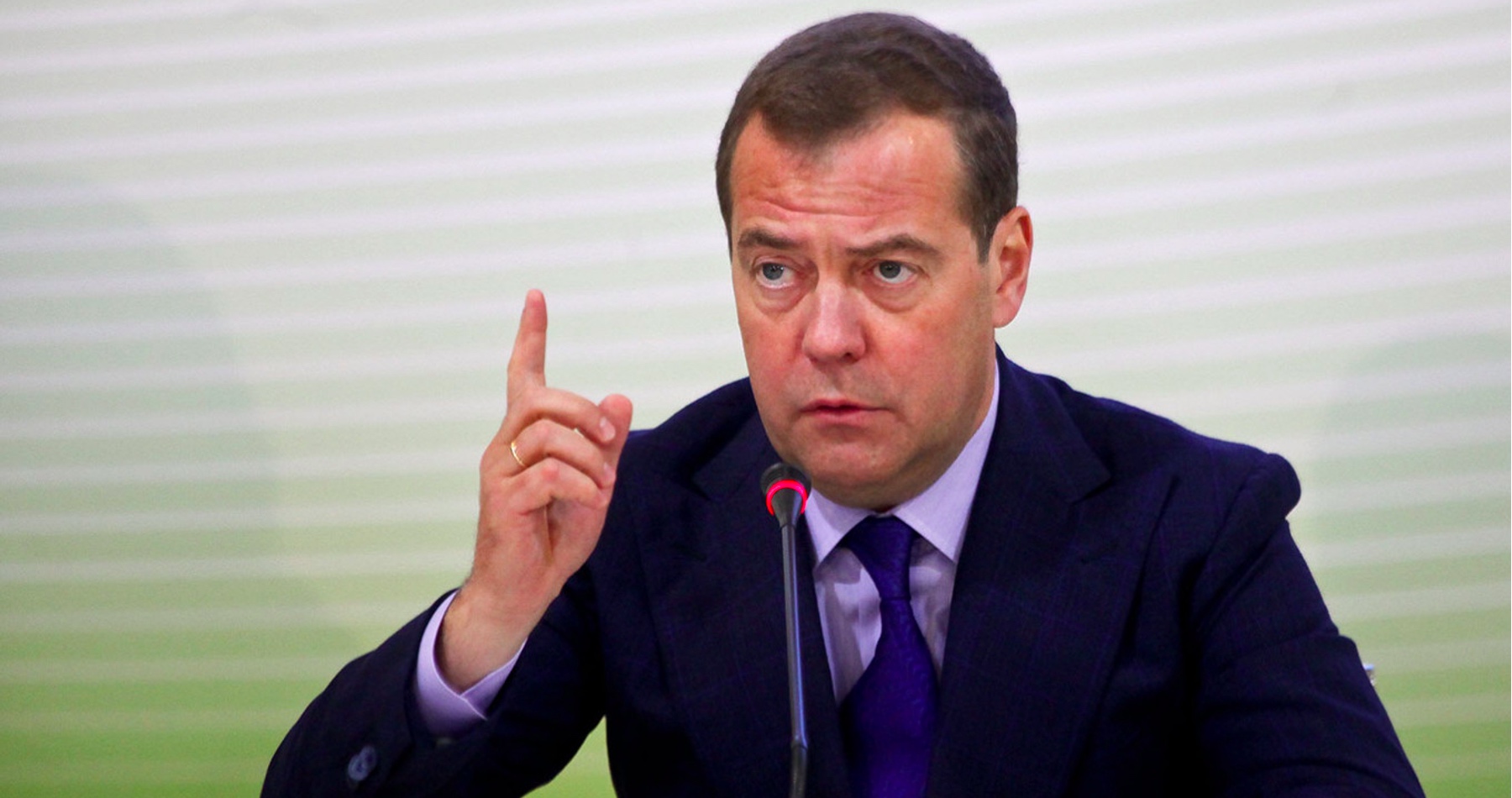 Dmitrij Medvedev: USA, že sa musia vzdať svojich ambícií ovládať celú planétu. Svet potrebuje rovnováhu, pretože v súčasných podmienkach nevydrží ani desať rokov. Ak si Západ neuvedomí túto jednoduchú pravdu, bude to znamenať koniec sveta