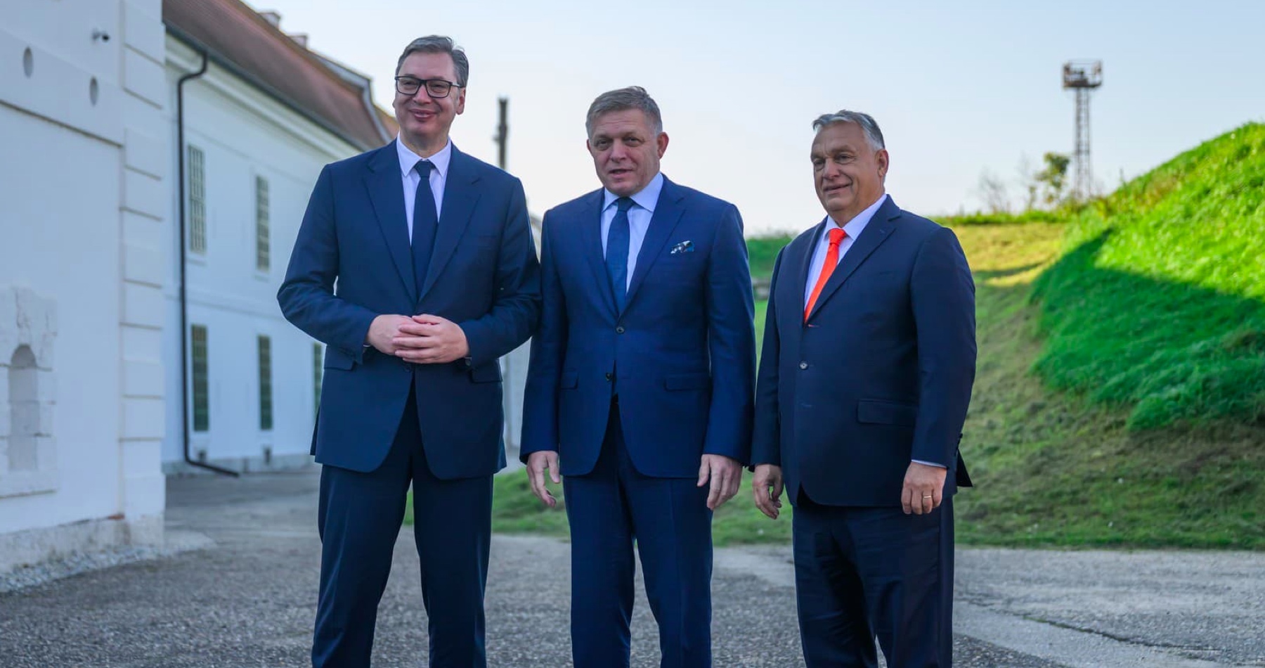 VIDEO: Fico, Vučič a Orbán rokovali v Komárne o nelegálnej migrácii. „Základom boja proti nelegálnej migrácii je ochrana vonkajších hraníc EÚ,“ vyhlásil slovenský predseda vlády. Srbský prezident skonštatoval, že spoločným úsilím sa tento rok podarilo znížiť príliv migrantov o 80 percent. Odsúdil tiež atentát na slovenského premiéra aj antimierové nálady v Európe. Maďarský premiér hovoril, že situácia v EÚ je blízko povstania, vyzdvihol však aj nevídané priateľské vzťahy medzi Slovenskom a Maďarskom