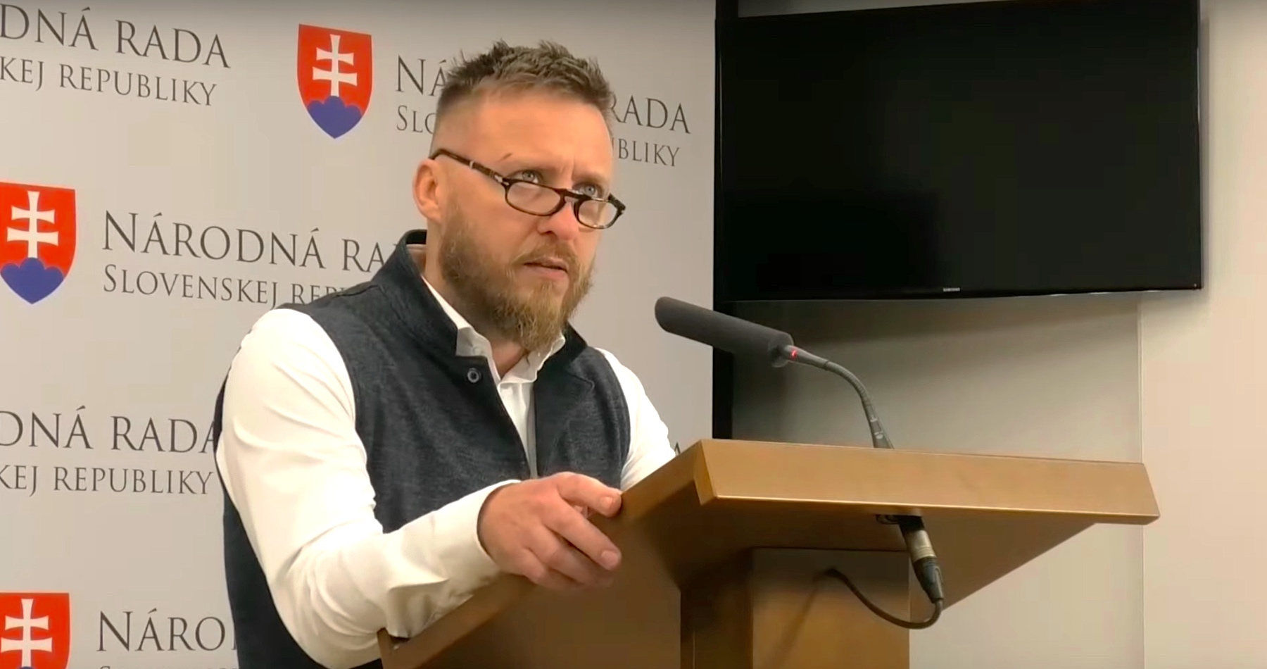 VIDEO: „Hanbím sa za slovenských lekárov, ktorí sa nevedia postaviť za mňa a proti očkovaniu mRNA injekciami. Tu došlo k poškodeniu zdravia ľudí a moje uznesenie je napísané dobre, správne a neznesie žiadne kompromisy. Neustúpim od jeho obsahu alebo sa vzdám pozície splnomocnenca. Za mnou stojí polovica ľudí na Slovensku. Verejnosť je klamaná pseudovedcami. Celá krajina je zvedavá ako bude vláda o mojej správe hlasovať,“ vyhlásil Peter Kotlár