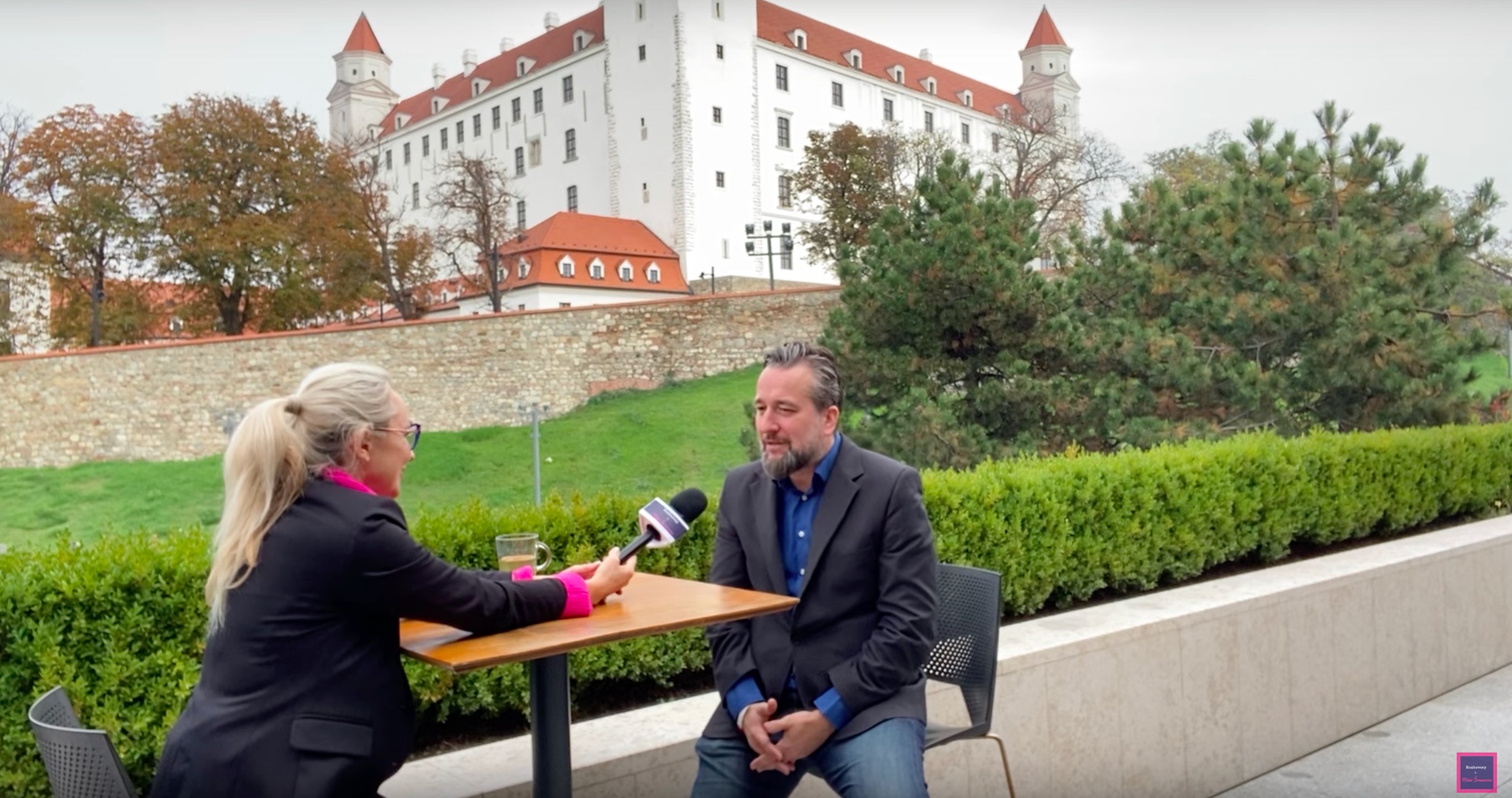 VIDEO: Europoslanec Blaha o slovenskom parlamente v štýle komédie “Slunce, seno, jahody”, rozdieloch a podobnostiach s parlamentom európskym, o situácii v koalícii, o záškodníckych aktivitách europoslancov z PS proti Slovensku, o rusofóbii a čínofóbii eurokomisie, ale aj o jeho súde s exministrom Naďom, o filme o exprezidentke Zuzane Čaputovej a o nadchádzajúcich prezidentských voľbách v USA 