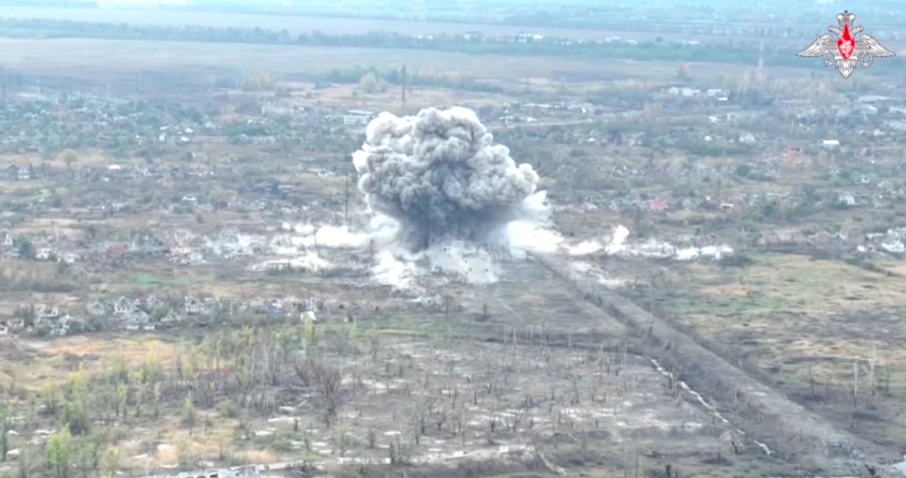 VIDEO: Ruská kĺzavá bomba zničila ukrajinské vojenské veliteľstvo v Charkovskej oblasti