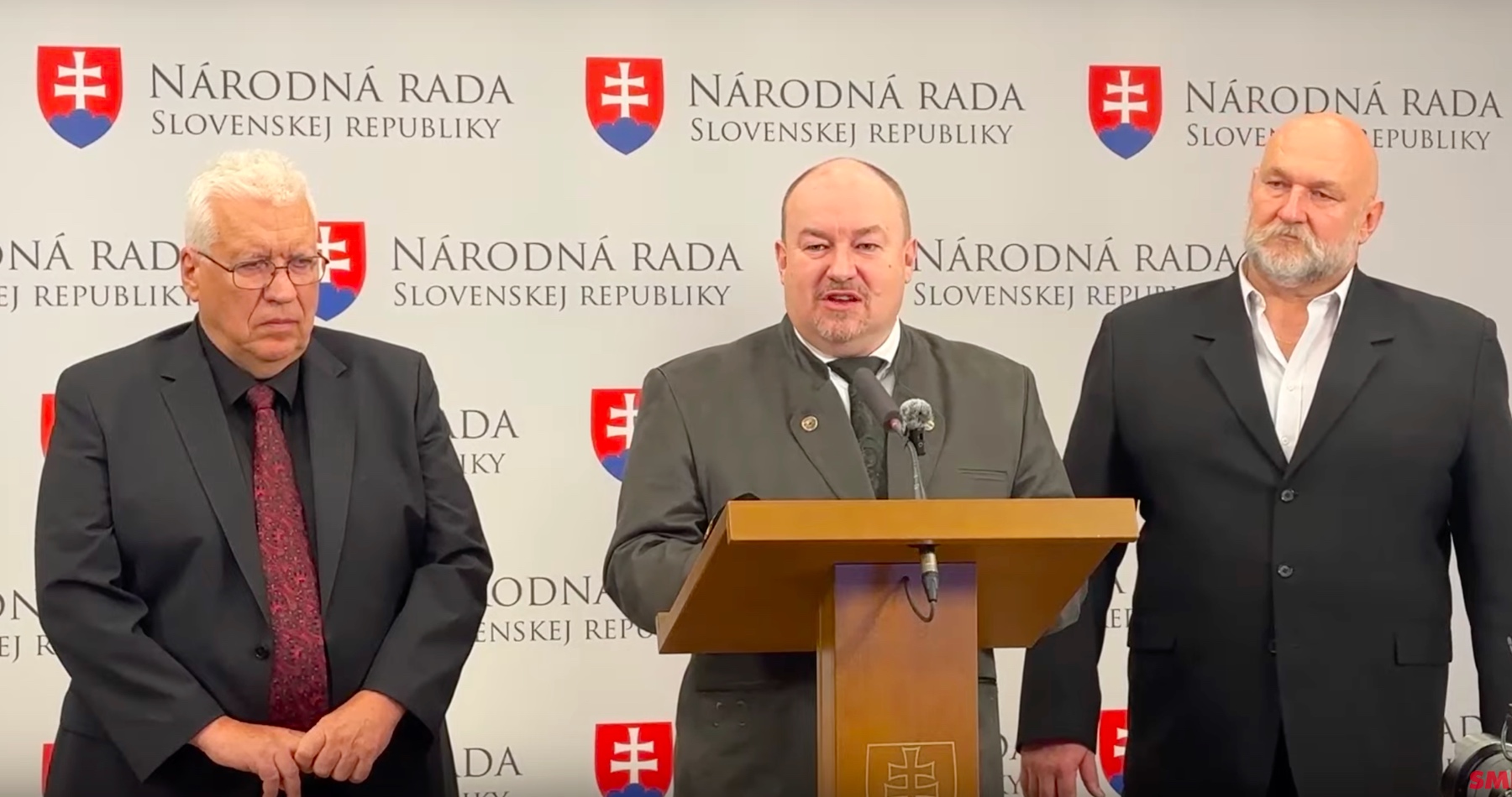 VIDEO: Huliak & spol. kvôli eskalujúcemu sporu medzi Národnou koalíciou a SNS očakávajú svoju účasť na koaličných rokovaniach. Poslednou kvapkou bolo odvolanie šéfa Štátnej ochrany prírody, ktorý však podľa Tarabu odmietal na Huliakov popud dodržiavanie európskej smernice, čím by Slovensko mohlo prísť o eurofondy