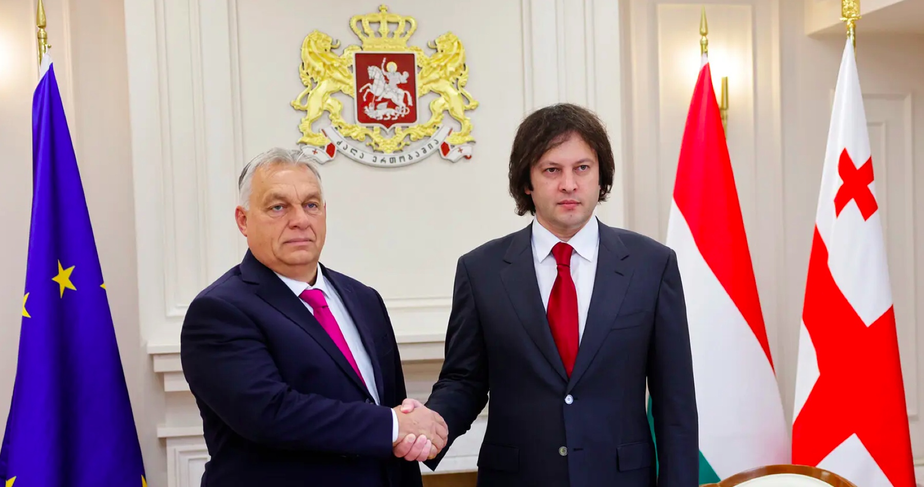 Orbán ďakoval Gruzíncom za to, že nedovolili, aby sa ich krajina stala druhou Ukrajinou a parlamentné voľby v Gruzínsku označil za slobodné a demokratické. „V EÚ nevedia stráviť, že gruzínsku vládu nemenoval Brusel,“ skonštatoval Szijjártó