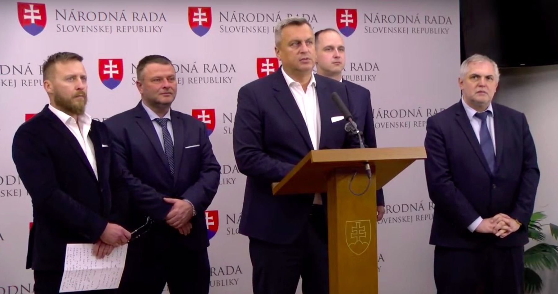 VIDEO: Danko & spol. o schválení športových poukazov, (ne)odvolávaní Huliaka, covidovej amnestii, vševedkovi Druckerovi starajúceho sa do tém, do ktorých sa nemá a skúšajúceho spoločne prezidentom Pellegrinim trpezlivosť národniarov, ale aj o tom, že za rebéliou trojice z Národnej koalície stojí Hlas a prezidentský palác