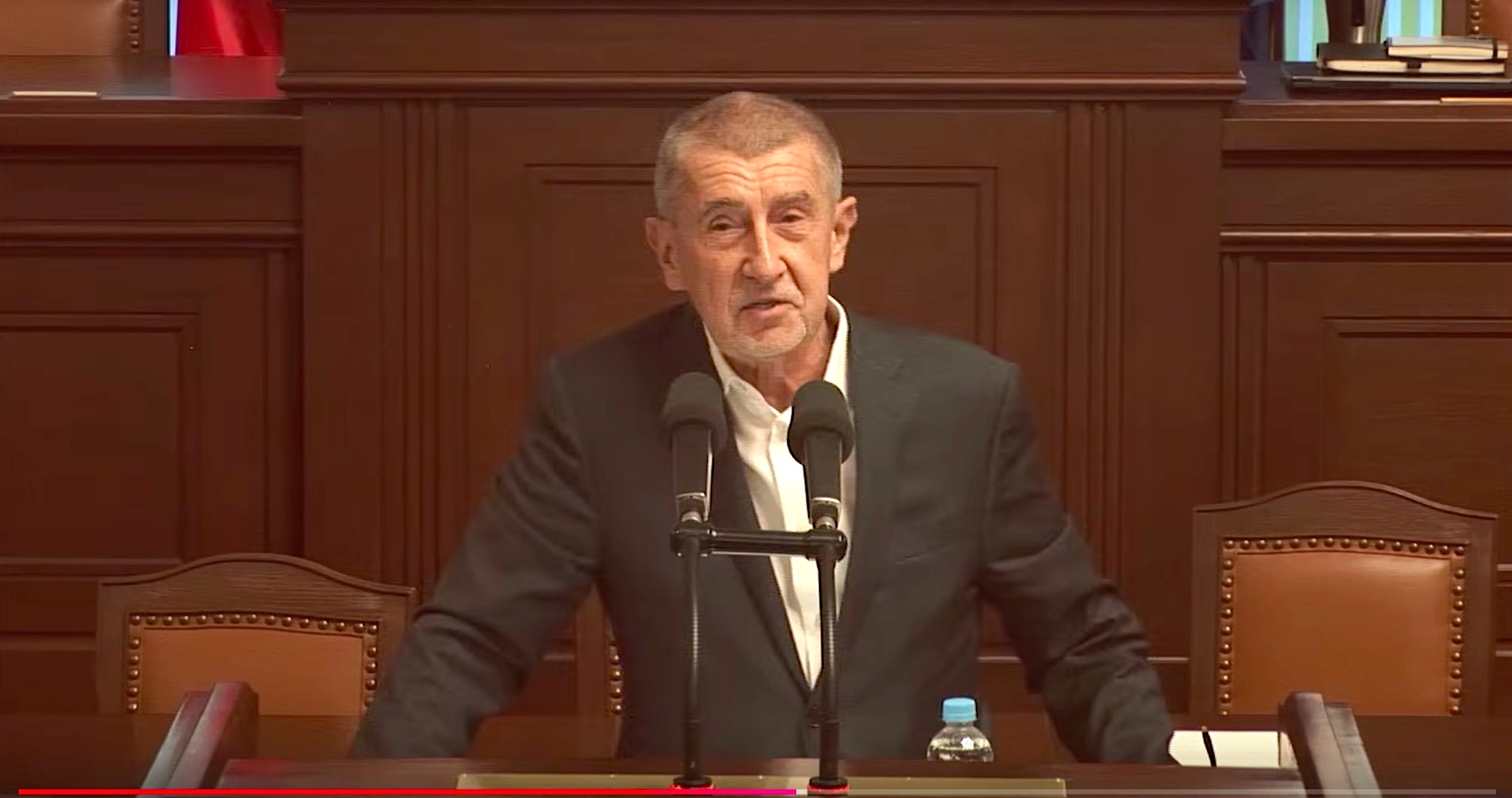 VIDEO: Babiš navrhol v parlamente rokovať o psychickom stave premiéra Fialu, ktorý dennodenne vystupuje v televízii a blúzni, že po voľbách, keď sa opäť stane ministerským predsedom budú občania mať nemecké platy: „Po každém vystoupení pana premiéra nám volají zděšení občané a mají strach, co se to s panem premiérem děje“