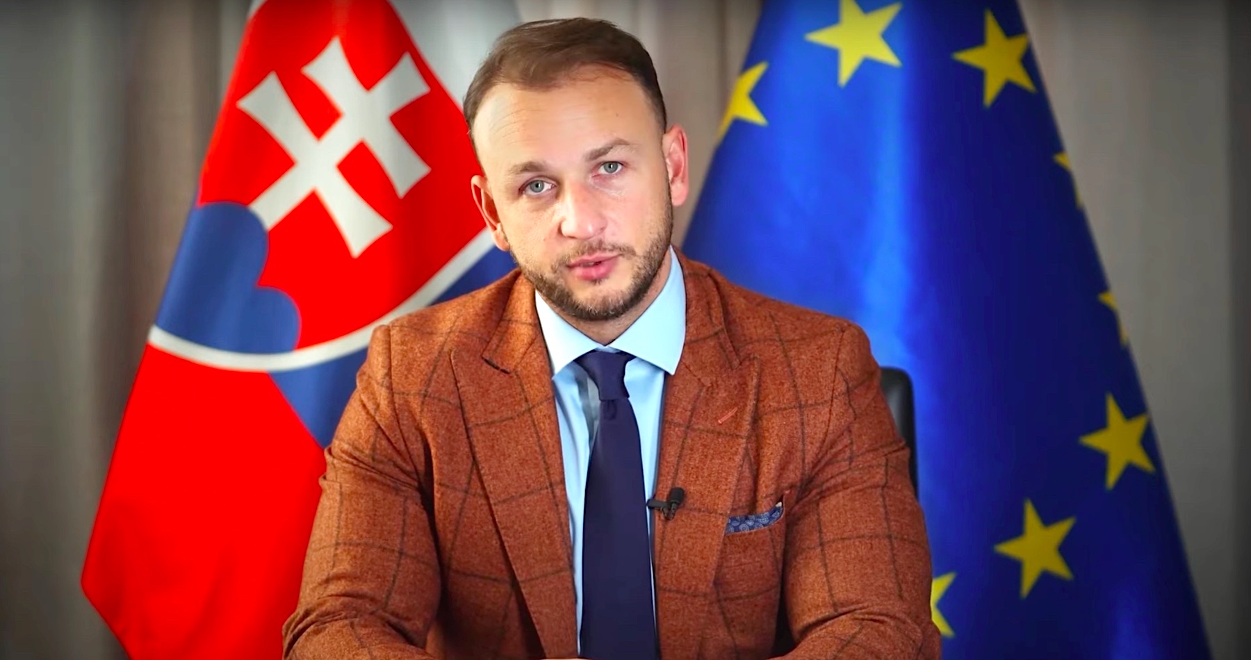 VIDEO: „Progresívci a kresťanskí demokrati po vzore USA podporujú zabíjanie na Ukrajine. Hanba europoslancom z PS a KDH a všetkým vojnovým štváčom. Mier je jediná cesta,“ vyhlásil Šutaj Eštok, ktorý kritizoval ďalšie dodávky zbraní na Ukrajinu aj útoky ďalekonosnými raketami na územie Ruska