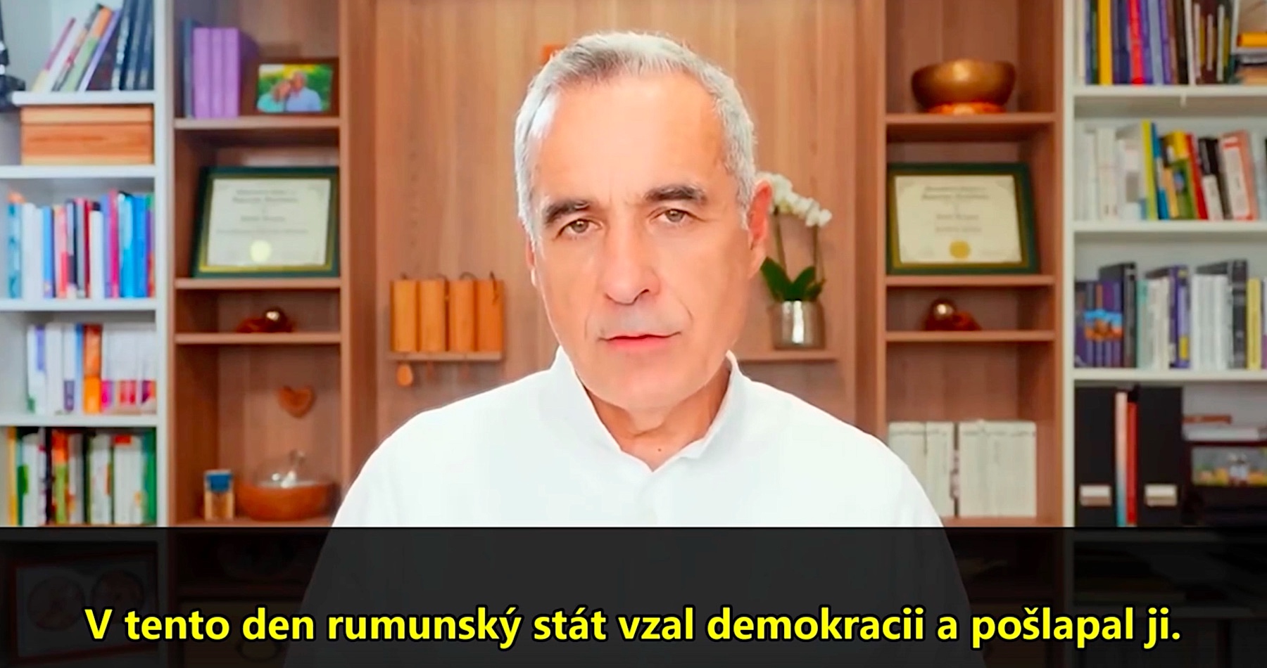 VIDEO: Zrušení výsledků 1. kola prezidentských voleb v Rumunsku nastalo po intervenci NATO a USA, neboť překvapivý vítěz prvního kola prezidentských voleb Calin Georgescu ohrožuje tajný plán NATO na rozmístění rumunských vojáků na Ukrajině. Ten prohlásil, že jde prakticky o státní převrat a demokracie v Rumunsku je pod útokem. Soudcům ústavního soudu bylo prý vyhrožováno