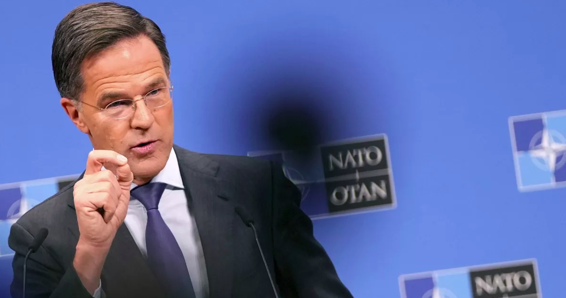 VIDEO: Generální tajemník NATO Mark Rutte by navýšil zbrojní výdaje členských států Severoatlantické aliance klidně na dvojnásobek a na úkor důchodů a zdravotní péče