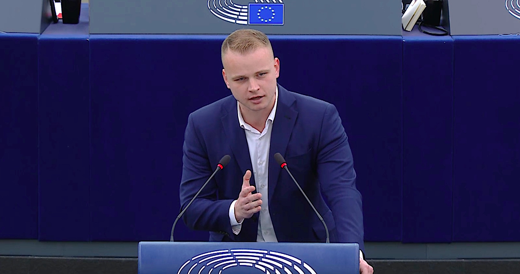 VIDEO: „Eurokomisia spoločne s progresívnymi europoslancami ohrozujú demokraciu v EÚ, ktorá sa pod vašim vedením mení na totalitné nedemokratické monštrum,“ vyhlásil europoslanec Mazurek