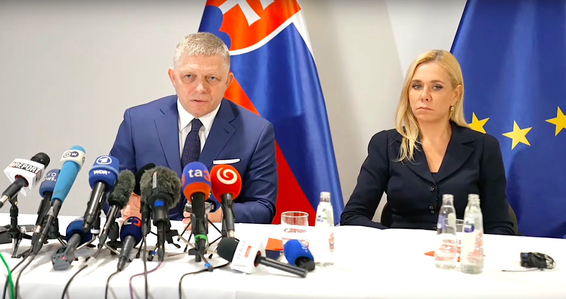 VIDEO: Fico varuje pred katastrofálnymi dopadmi pre EÚ, jej občanov aj na jej konkurencieschopnosť kvôli Zelenského rozmare zastaviť prepravu ruského plynu na Slovensko a do Európy. Premiér hovorí o „sakra“ probléme aj o pripravenosti prijať tvrdé recipročné opatrenia proti Kyjevu, vrátane zastavenia humanitárnej pomoci. S eurokomisárom pre energetiku sa dohodol na okamžitom vzniku skupiny ľudí poverenej vyriešiť tento akútny problém, keď ukrajinský prezident úmyselne ekonomicky škodí Slovensku a celej EÚ