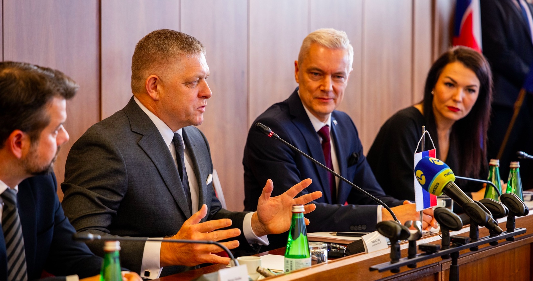 VIDEO: Fico progresívno-liberálnej opozícii na čele so Šimečkom, ktorá s pomocou Zelenského a Sorosa likviduje ekonomiku Slovenska, adresoval na parlamentnom výbore ostré slová. „Rusko bol vždy spoľahlivý partner na rozdiel Ukrajiny,“ vyhlásil premiér. Hackerský útok na slovenský kataster išiel podľa neho z Ukrajiny a umožnený bol aj vďaka skupine zamestnancov tohto úradu