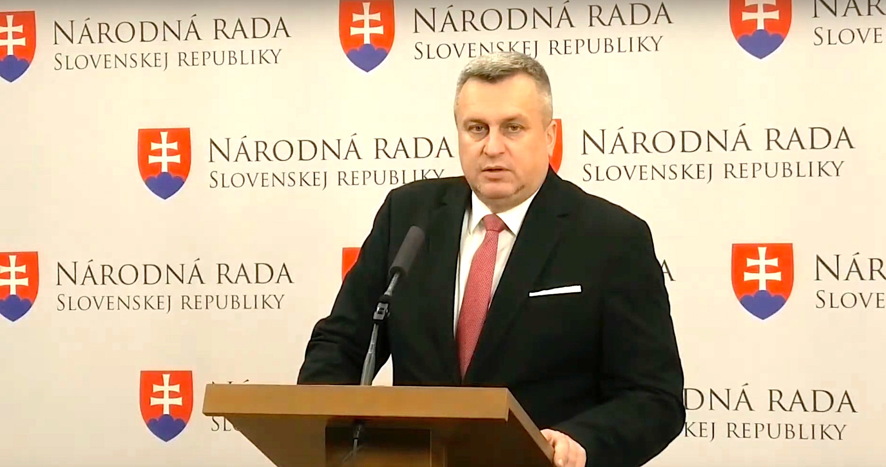 VIDEO: Podpredseda parlamentu Danko informoval o pracovnej ceste slovenskej parlamentnej delegácie v Rusku a odpovedal na nevzdelané otázky „4. cenovej skupiny“ z úst redaktoriek a redaktorov korporátnych médií, ktorí vystupovali ako ideologicky radikálne sfanatizovaní progresívno-liberálni politickí aktivisti. Trump a Putin sú podľa neho tí hlavní hráči, ktorí konflikt na Ukrajine čoskoro vyriešia