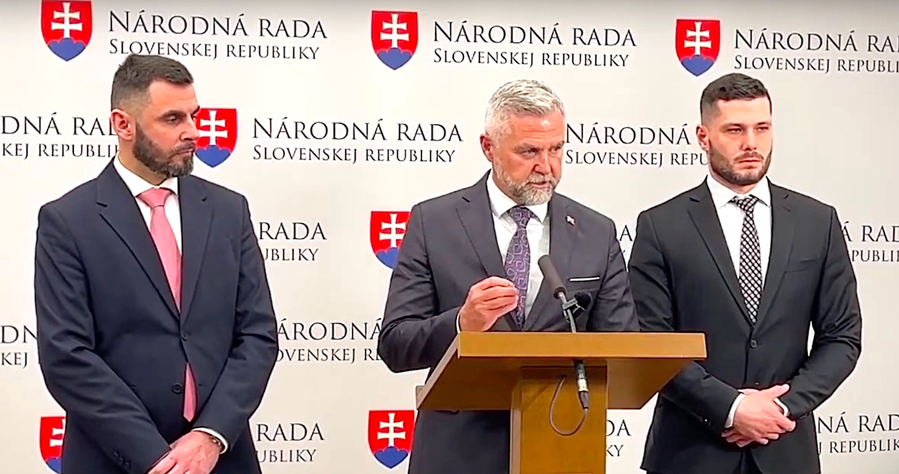 VIDEO: Podpredseda parlamentu Gašpar s poslancami Mažgútom a Glückom informovali o obsahu rokovaní slovenskej delegácie s predstaviteľmi Ruskej federácie v Moskve. Cieľom bolo obnoviť dialóg s Ruskom. Hlavnou témou rozhovorov bol prebiehajúci vojenský konflikt na Ukrajine a energetická situácia. Redaktori korporátnych médií na tlačovke svojimi hlúpymi a propagandistickými otázkami ukázali celému národu svoju antižurnalistickú úroveň a totálnu dezorientáciu v geopolitike 