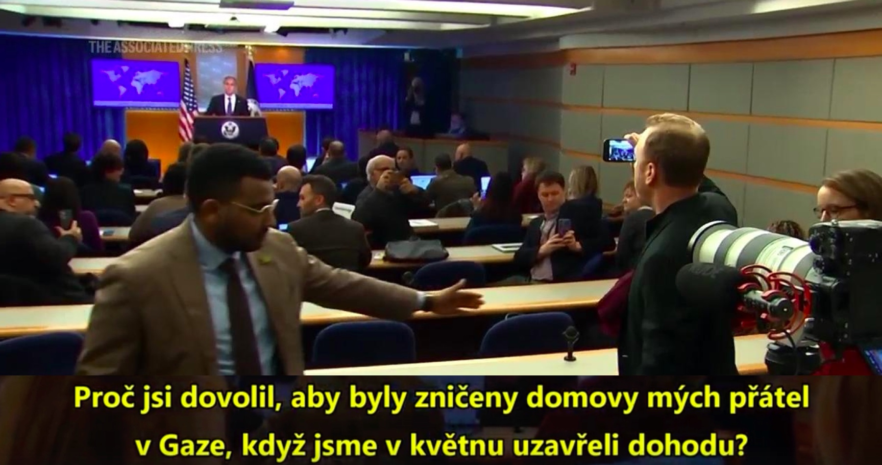 VIDEO: Židovský novinář Max Blumenthal obvinil na tiskové konferenci odcházejícího ministra zahraničí Antony Blinkena z podpory genocidy a izraelského fašismu. Šéf americké diplomacie ho nechal odvléct pryč. „Proč nejste v Haagu?“ zeptal se jordánsko-palestinský novinář a kritik amerického přístupu ke konfliktu na Blízkém východě Sam Husseiní, kterého z místnosti také násilím vyvedla ochranka