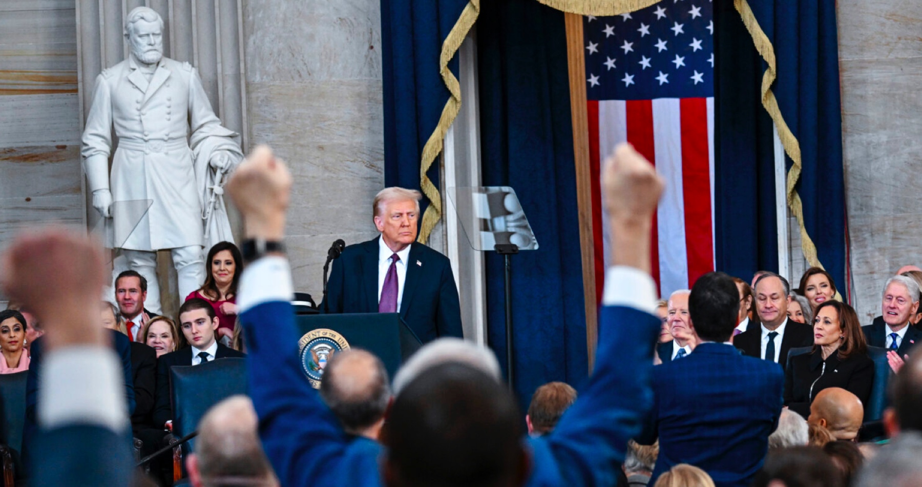 VIDEO: Donald J. Trump zložil prezidentský sľub a stal sa 47. prezidentom USA. „Začína zlatá éra Ameriky. 20. január 2025 je pre všetkých ľudí dňom oslobodenia,“ vyhlásil v inauguračnom prejave nový šéf Bieleho domu a prisľúbil ukončenie všetkých vojen