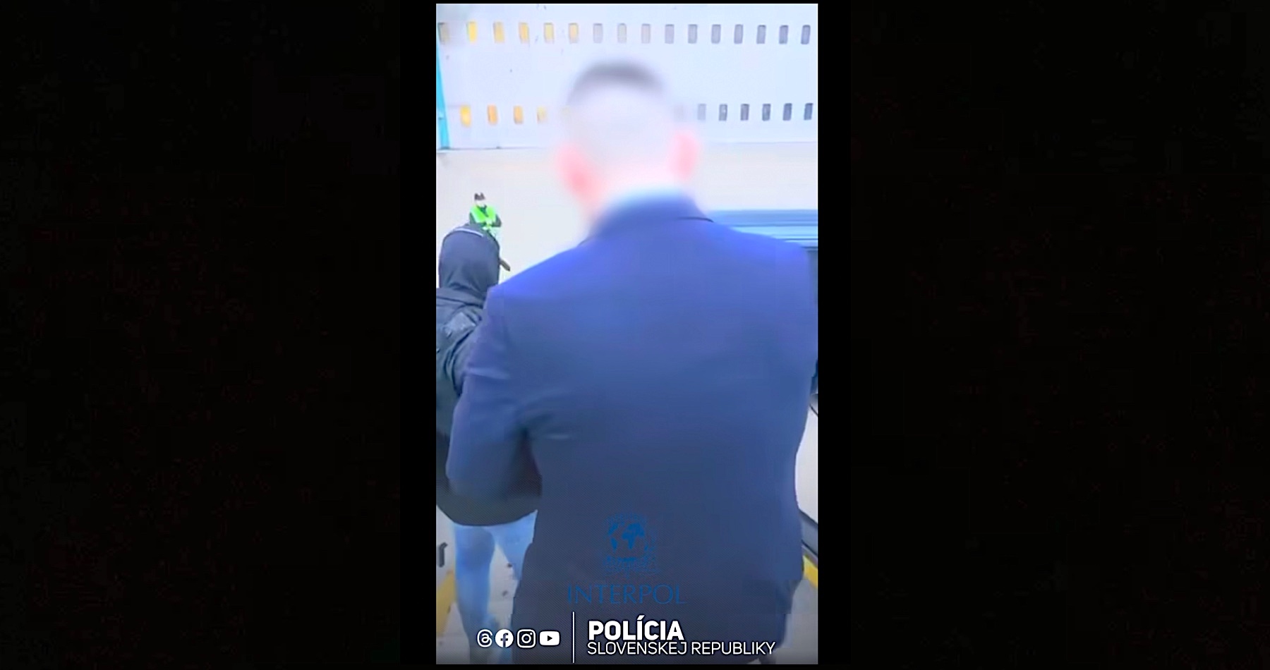 VIDEO: Youtuber Daniel Bombic alias  Danny Kollar bol Interpolom a slovenskými policajtmi letecky eskortovaný z Veľkej Británie na Slovensko. Podľa svojich slov chce čeliť protiústavnej a mediálnej kriminalizácii zo strany mainstreamových médií a upadajúceho progresivistickeho establišmentu