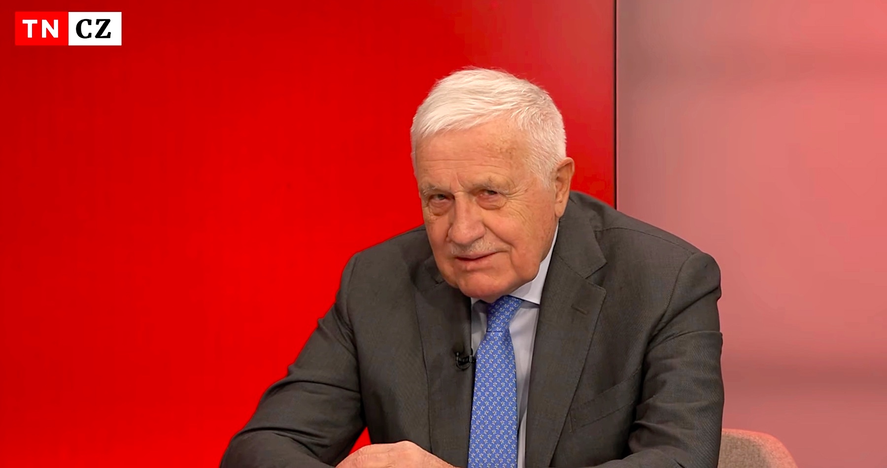 VIDEO: Václav Klaus o zasahovaní českých politikov a médií do slovenských vnútropolitických záležitostí, o nedôstojnom a trápnom chovaní sa Fialovej vlády, o pokuse o prevrat na Slovensku, o konflikte na Ukrajine, ktorý označil za vojnu medzi Ruskom a USA, o nástupe Donalda Trumpa k moci, ale aj o tom, že svet musí zmeniť v prvom rade každý jeden človek svojím konaním a nespoliehať sa vo falošnej nádeji na konkrétnych politikov 