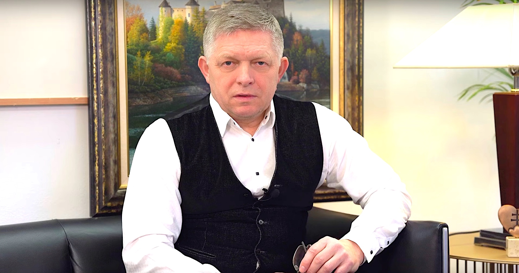 VIDEO: Premiér Robert Fico odmietol účasť na vojnovej  porade európskych vojnových štváčov v Londýne. „Absolútna väčšina štátov EÚ si želá pokračovanie vojny na Ukrajine. Stratégia mier prostredníctvom sily je iba zámienka na pokračovanie vojny a zabíjanie Slovanov. Slovensko to odmieta. Ukrajina medzitým financuje Rusko kupovaním ruského plynu a eurokomisia sa na túto absurditu iba nemo prizerá“