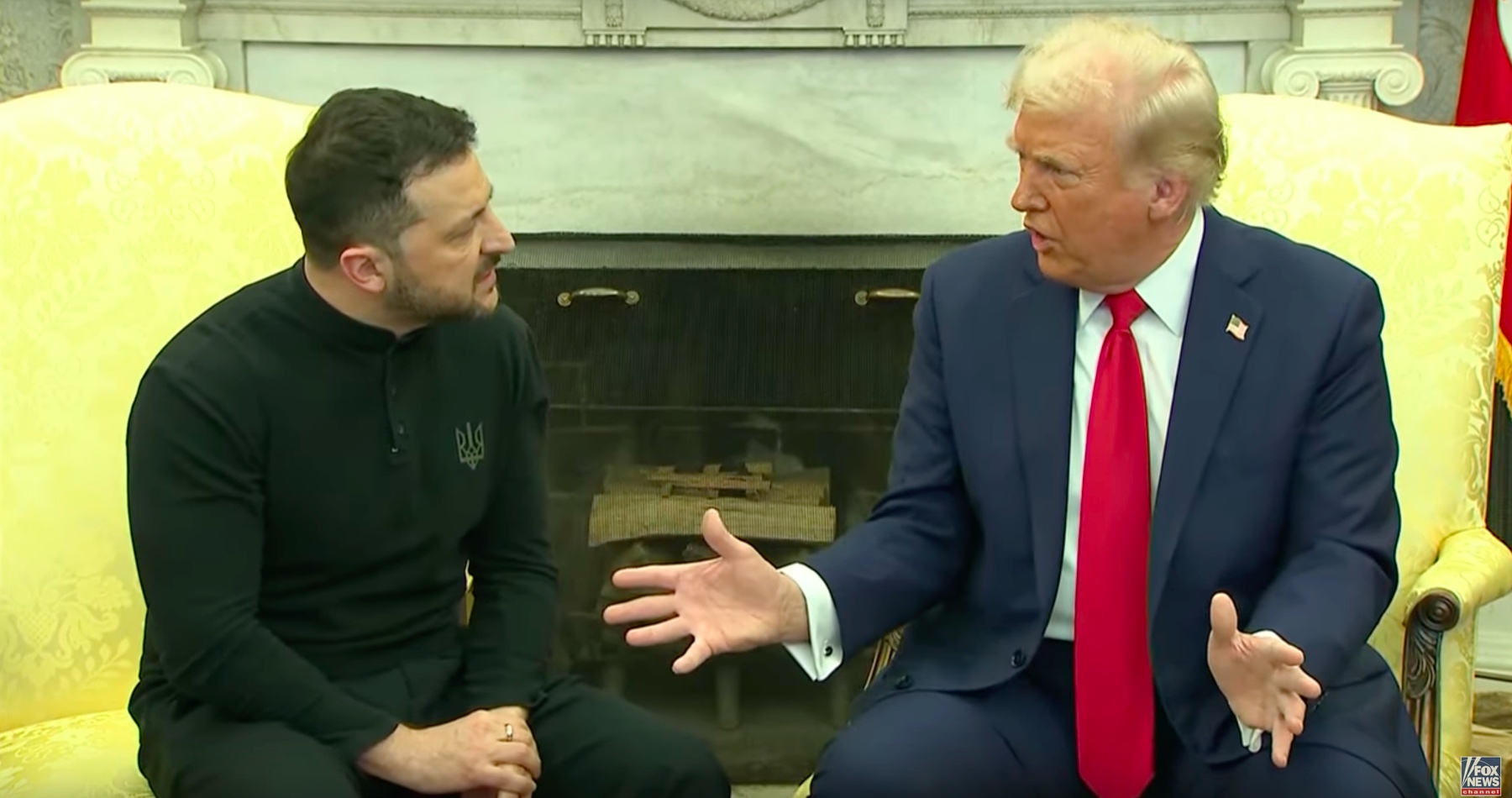 VIDEO: Sfetovaný Zelenskyj si priamo v Bielom dome otvoril svoju drzú banderovskú papuľu na prezidenta USA Donalda Trumpa a viceprezidenta JD Vancea. Americký prezident ho pred novinármi upratal a povedal mu, že pri vyjednávaní s Ruskom nemá v rukách žiadne karty, zahráva si nielen so životmi miliónov ľudí, ale aj s 3. svetovou vojnou a zvýšeným hlasom mu povedal, že nie je v pozícii, aby diktoval Spojeným štátom, čo majú robiť. Dodal, že prejavuje absolútny disrešpekt voči jeho krajine