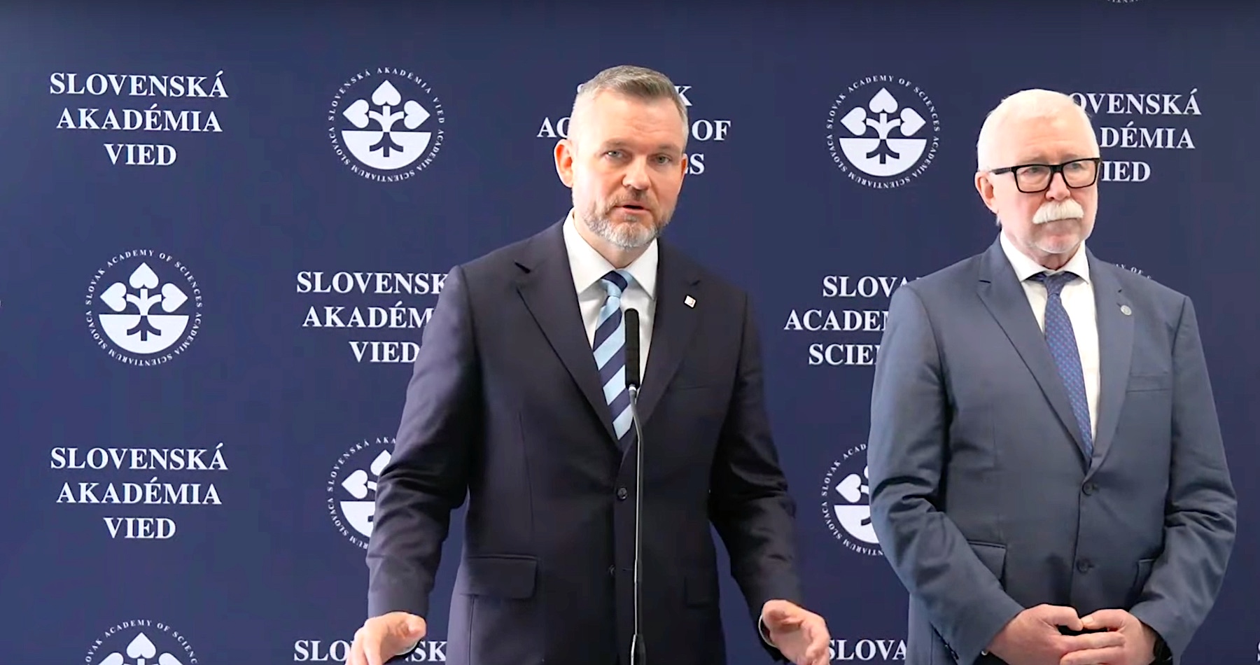 VIDEO: Pellegrini sa po návšteve politrukmi ovládanej SAV vyhraňoval proti hoaxom. Prezident namiesto odsúdenia politizácie a normalizačných praktík pracovníkov Slovenskej akadémie vied hovoril o iných informáciách, ktoré nekorešpondujú s vyhláseniami poskokov Deep state ako o „pliage“, ktorá zaplavuje a ohrozuje našu spoločnosť v Európe. Nepriamo odsúdil aj vyjadrenia amerického ministra zdravotníctva RFK juniora a vyzval korporátne médiá eliminovať iné nepohodlné a kritické názory, ktoré nezodpovedajú prezidentovmu obmedzenému pohľadu na život a svet. Medzitým bol v texaskom Austine zavraždený redaktor portálu InfoWars, ktorý aj s kolegami informoval o tých veciach, ktoré slovenský prezident označuje ako hoaxy