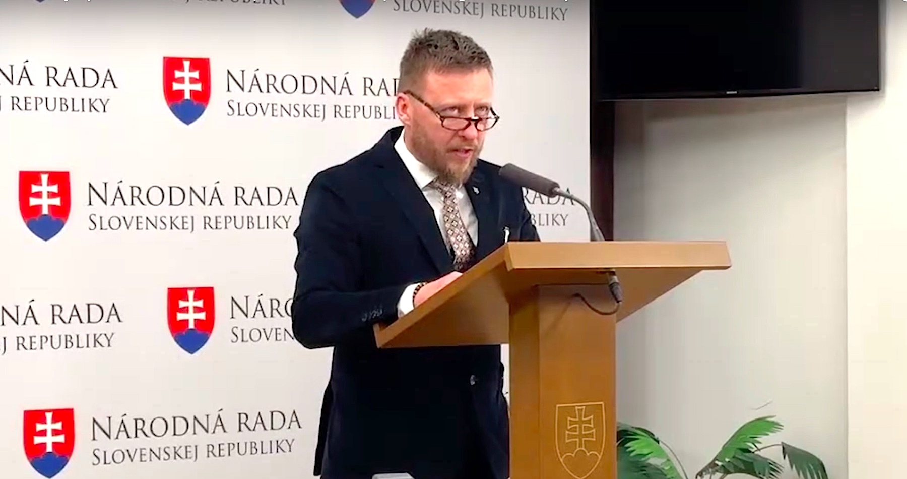 VIDEO: Splnomocnenec vlády pre prešetrenie manažovania zdrojov počas covidizmu Peter Kotlár informoval o šokujúcom toxickom obsahu anticovidových injekcií, ktoré podľa neho spôsobujú nádory, rakovinu a ďalšie fatálne zdravotné komplikácie. Generálneho prokurátora Žilinku vyzval, aby v záujme ochrany zdravia Slovákov okamžite konal a prezidenta Pellegriniho požiadal, aby prestal jeho prácu dehonestovať bludmi o nanočipoch a nevyjadroval s k téme, ktorej nerozumie. „Použitie týchto preparátov by mal byť okamžite zakázaný!“ vyhlásil s tým, že išlo o experimentálnu génovú terapiu a nie o vakcíny. Slováci by sa podľa neho mali domáhať odškodnenia za poškodenie zdravia