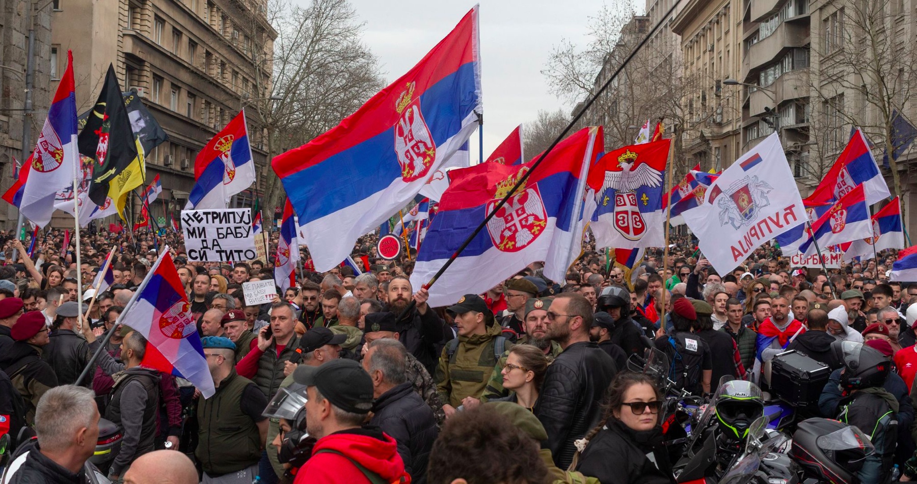 VIDEO: Ďalší pokus o majdan v Srbsku. Podľa Vučiča bola na zvrhnutie vlády vyčlenená 1 miliarda dolárov zo zahraničia. Srbské úrady popierajú, že v Belehrade bola na protivládnych protestoch použitá proti demonštrantom sonická zbraň