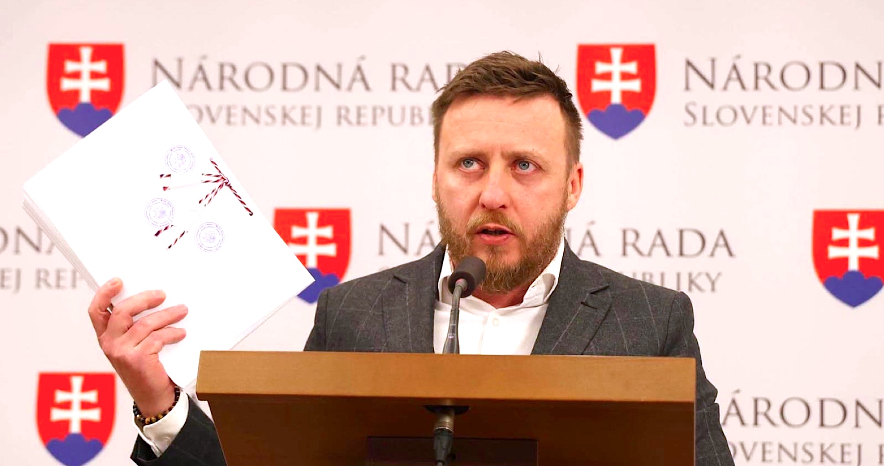 VIDEO: Vládny splnomocnenec Peter Kotlár žiada premiéra Roberta Fica zvolať Bezpečnostnú radu štátu kvôli šokujúcemu nálezu ohľadne anticovidových mRNA injekcií. ŠÚKL si podľa neho nesplnil svoju povinnosť, keď tieto experimentálne preparáty umožnil pichať občanom Slovenska