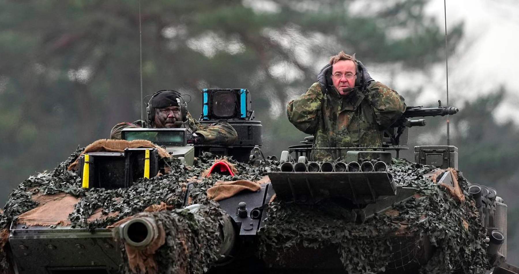 Vojnoví štváči v EÚ chcú masívne zbrojiť proti Rusku a zariadenia Bundeswehru medzitým musia strážiť súkromné bezpečnostné služby, pretože nemecká armáda na to nemá dostatok personálu. Agentúra  Bloomberg navyše informuje, že Európe chýba pušný prach a TNT na výrobu nábojov